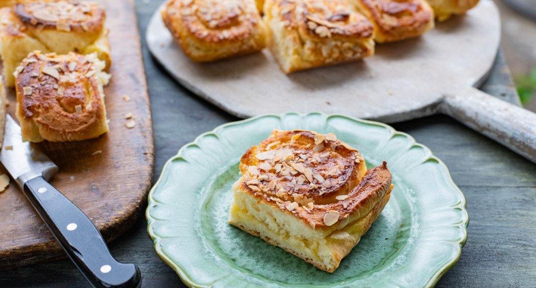 Två fyllningar med vaniljkräm och vaniljsmör ger en saftig butterkaka tillsammans med smak av mandel på toppen. 