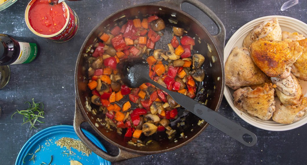 Grönsakerna har fått fräsa så de fått lite färg. 