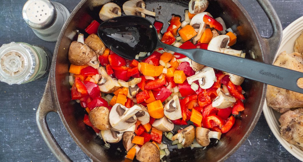 Ta undan hälften av fettet från kycklingen och fräs grönsakerna några minuter. 