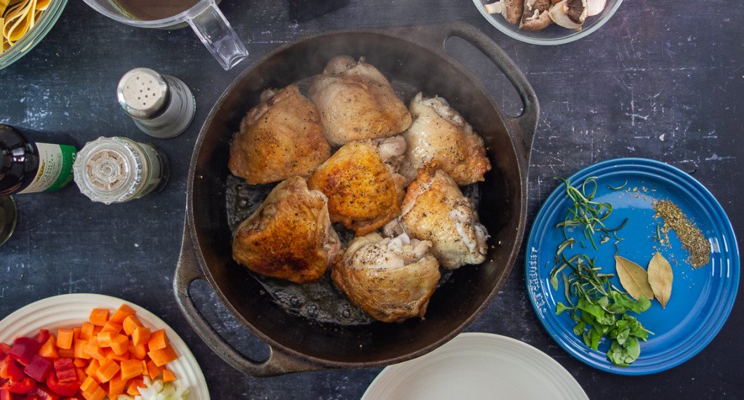 Salta och peppra samt bryn kycklingen i olivolja och lägg sedan upp på ett fat. 