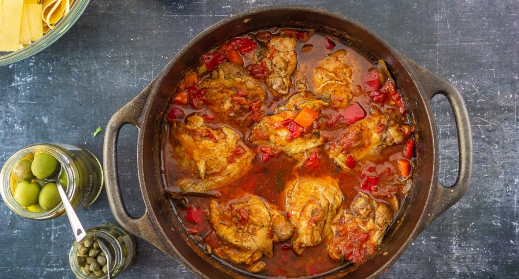 Lägg tillbaka kycklingen samt koka upp. Smaka av med salt och peppar samt servera med önskade tillbehör som oliver, kapris, persilja och kokt pasta. 