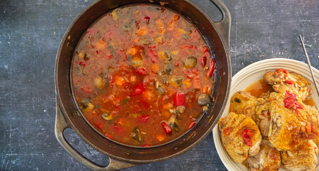 Ta upp kycklingdelarna och ställ tillbaka grytan på spisen samt koka ner i en halvtimme för mer smak. 