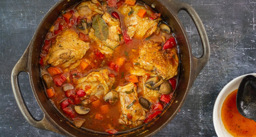 Koka kycklingen med eller utan lock i ca 1 timme. Skumma av lite av fettet på ytan. 