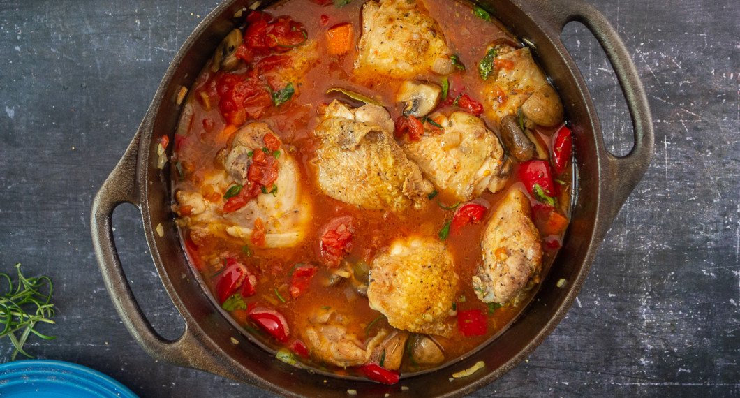 Lägg tillbaka kycklingen och tillsätt buljong, vitt vin, tomater och örter. 