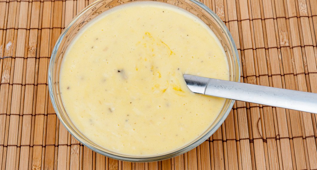 Dressingen kan förberedas i god tid och blir bara godare efter några timmar i kylen. 