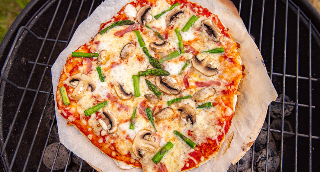 Pizzan kan även gräddas på pizzasten eller pizzastål på utegrillen under lock. 