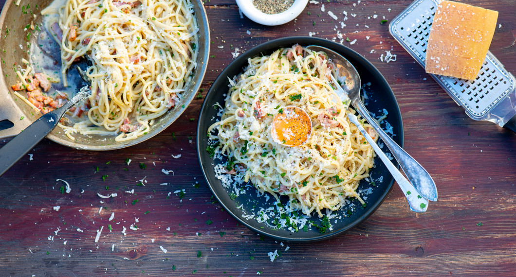 Pasta Carbonara är fritt översatt sotarhustruns pasta som syftar på svartpepparn man strör över som liknar sotflagor. 