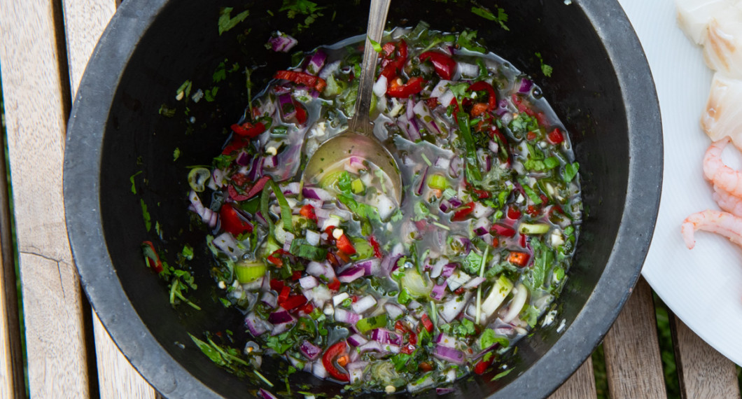 Limemarinaden med färskpressad lime eller lime på flaska, citron, rödlök, finhackad eller pressad vitlök, röd hackad chili samt lite fryst hackad koriander samt färsk hackad koriander. 