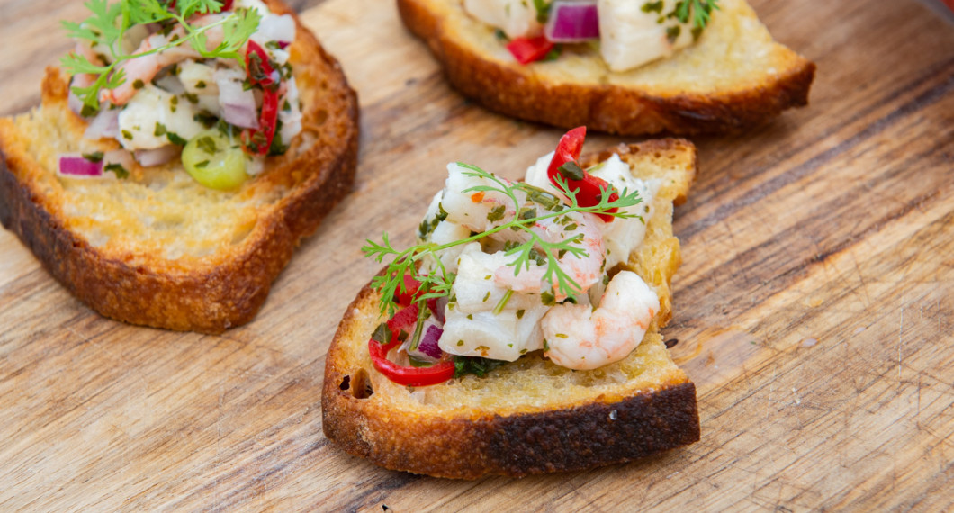 Cevichen serverad på surdegstoast som tilltugg