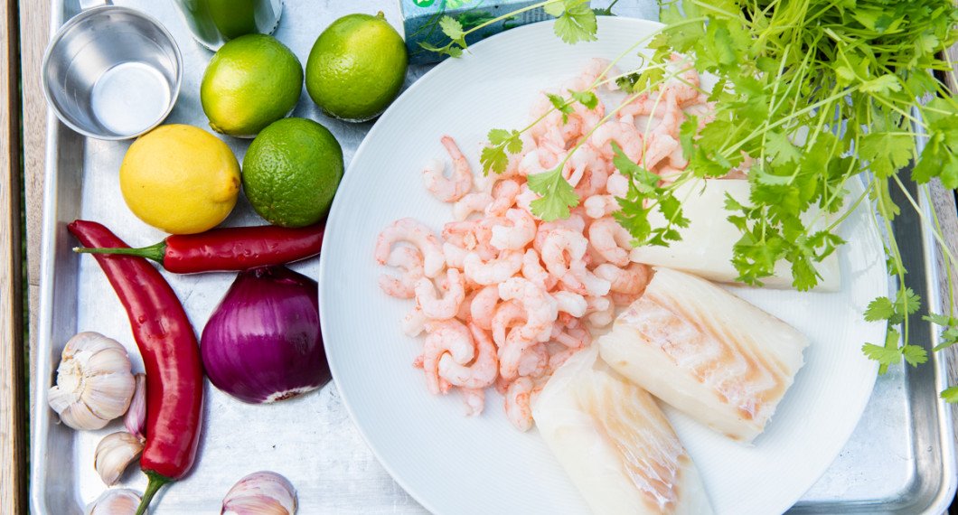 Ingredienser till cevichen: vitlök, citron, lime, röd chili, räkor, torsk, fryst koriander och färsk koriander. 