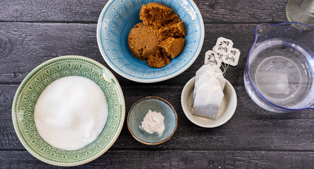 Chaisirapen gjorde jag av starkt svart chai-te, strösocker, vaniljsocker och farinsocker. 