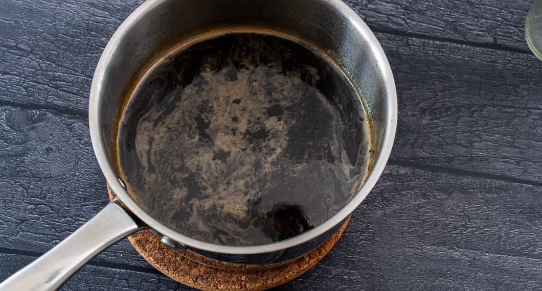 Tillsätt strösocker, farinsocker och vaniljsocker samt koka upp under omrörning. Koka sedan i 5 minuter. 