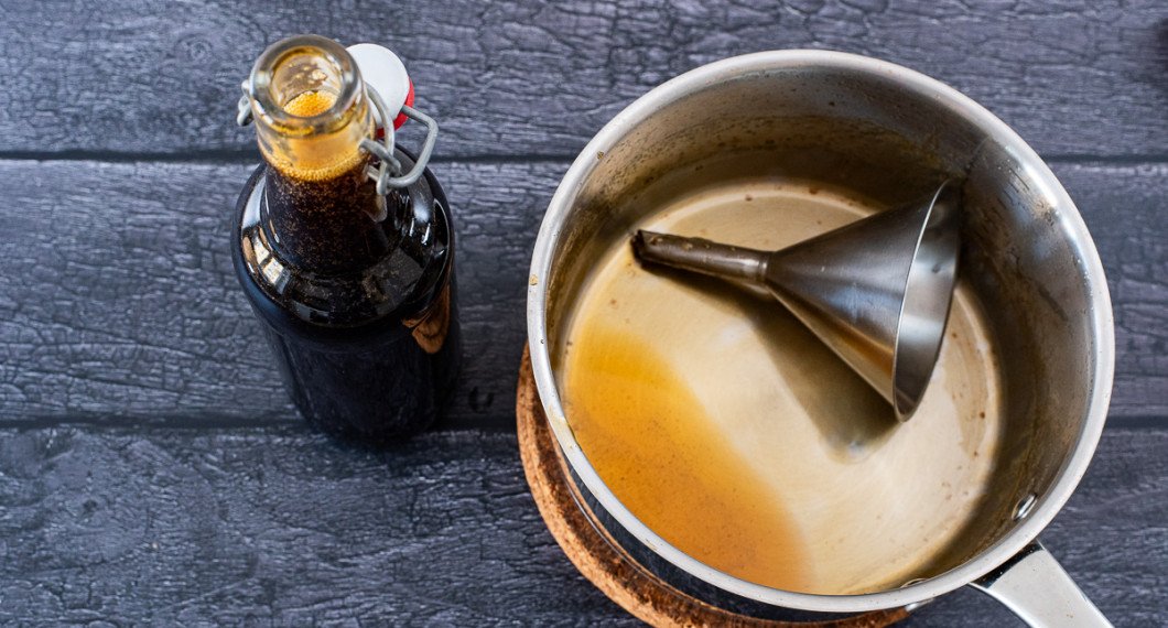 Låt svalna och häll sedan upp i ren glasflaska med kork eller burk med lock. 