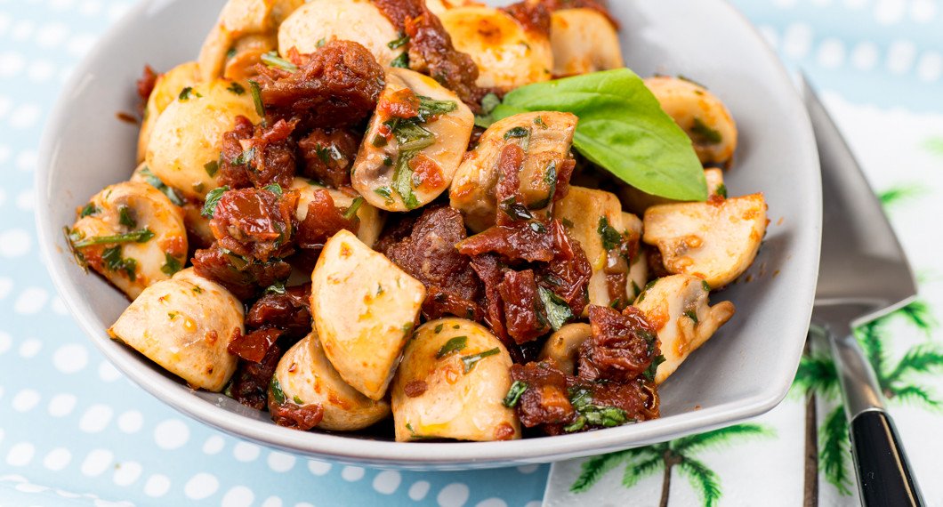 Champinjoner i marinad serverade i skål