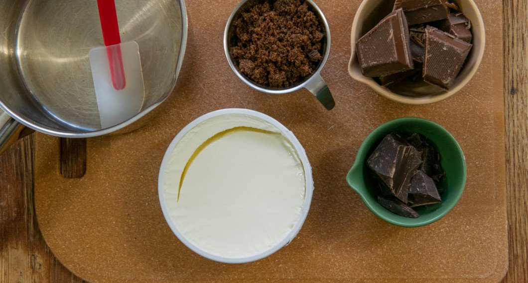 Ingredienser till chokladkrämen: mascarpone, mjölkchoklad, mörk choklad och rörsocker muscovado. 