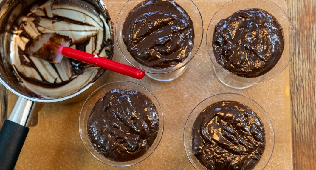 Chokladen smälts med mascarpone och sockret på låg värme under försiktig omrörning till en kräm. 