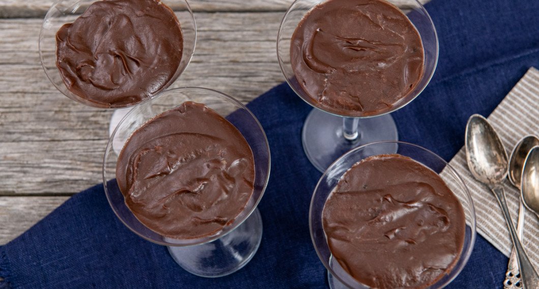 Lägg upp chokladkrämen i glas och låt kallna. Hit kan du förbereda i god tid och förvara övertäckt i kylen. 
