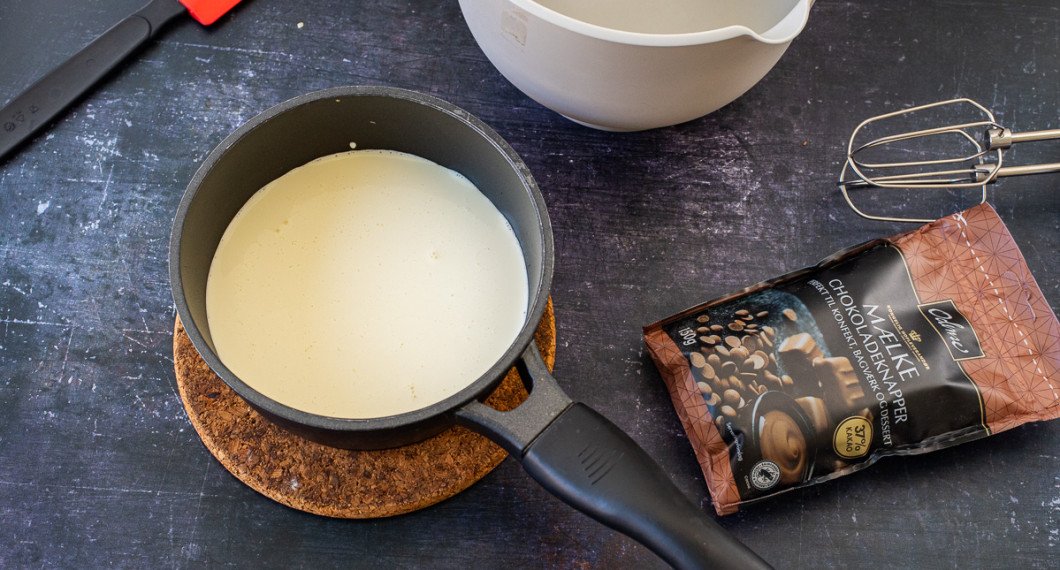 Till chokladgrädden behöver du grädde och chokladknappar eller hackad choklad. 