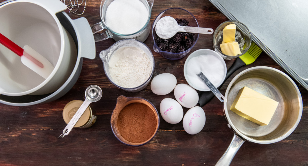Ingredienser till kakan: bakpulver, kakao, vetemjöl, strösocker, frysta björnbär, potatismjöl, ägg, salt samt smör. 