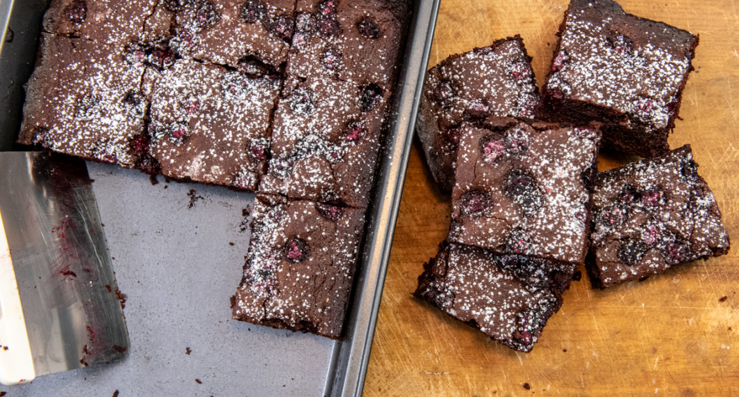 Låt svalna något och skär sedan i rutor till servering. 