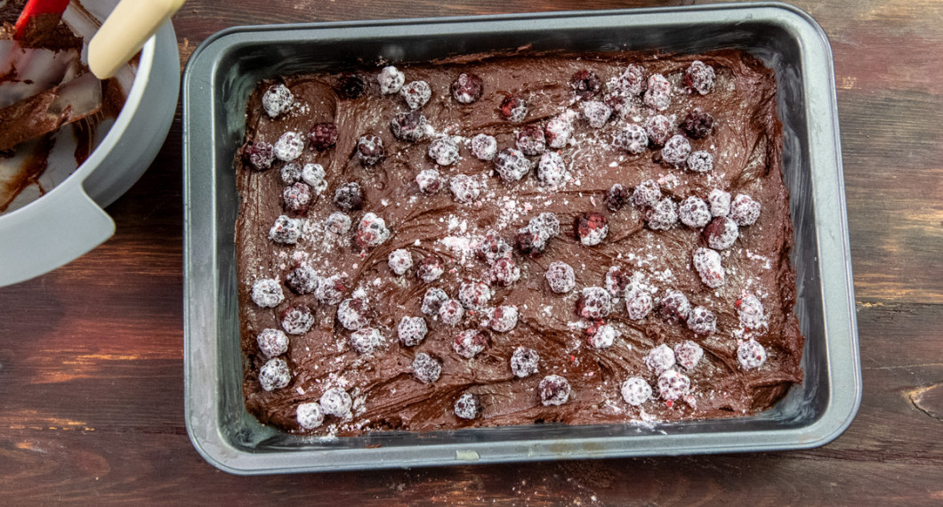 Bred ut chokladsmeten i en smord panna och toppa med björnbär. 