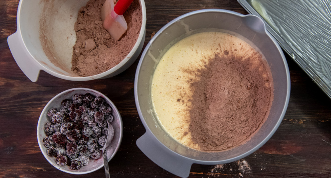 Tillsätt mjölblandningen till äggvispet. 