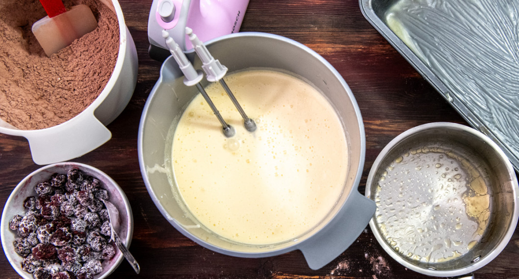 Vispa ägg och socker pösigt. Tillsätt smält smör i lite i taget under vispning. Rör ihop mjöl och kakao. 