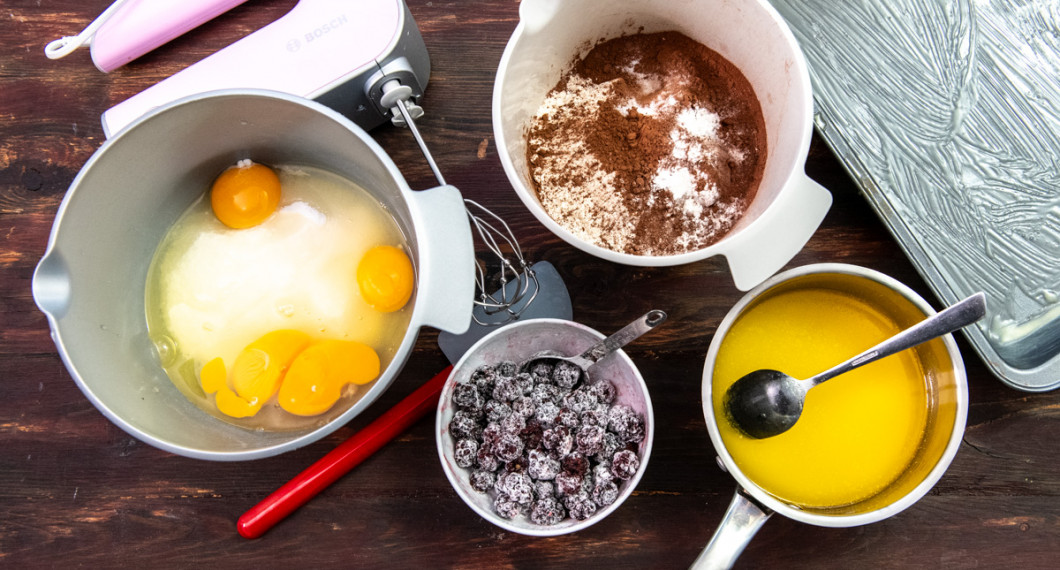 Mät upp socker och ägg i en skål; blanda björnbär och potatismjöl i en skål; smält smör; mät upp vetemjöl, kakao, bakpulver och salt i en skål. 
