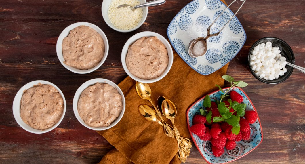 Chokladparfaiten i portionsformar med förslag på toppings att garnera med. 