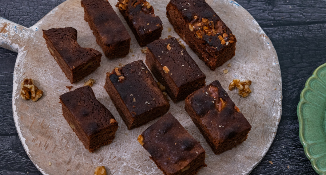 Servera valnöts- och chokladrutorna i bitar till fika, buffé och fest. 