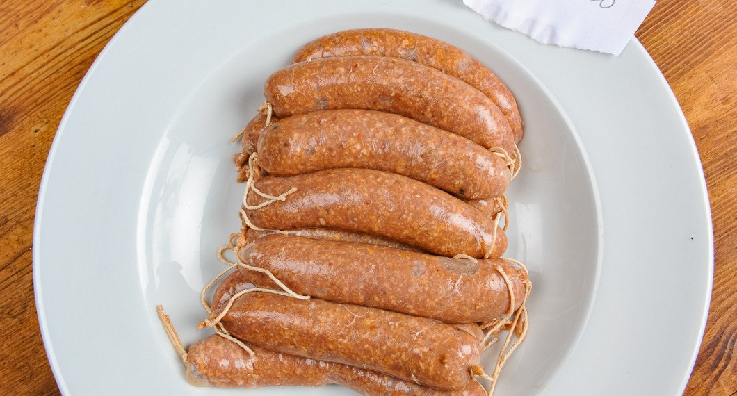 Hemgjord råkorv chorizo på tallrik