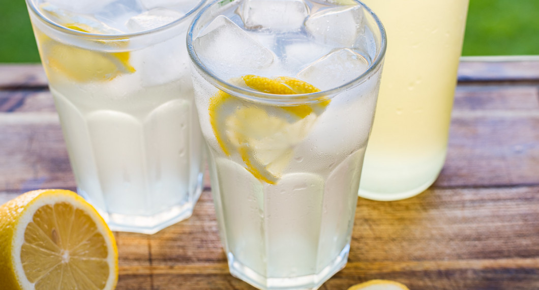 Den koncentrerade saften späds med vatten - förslagsvis 3-6 gånger till önskad styrka. Gott med is eller kyl i kanna i kylen. 