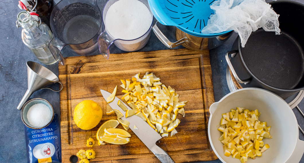 Till saften behöver du citronsyra, tratt, saftflaskor, vatten, socker, en silduk, durkslag, kastrull och citroner. 