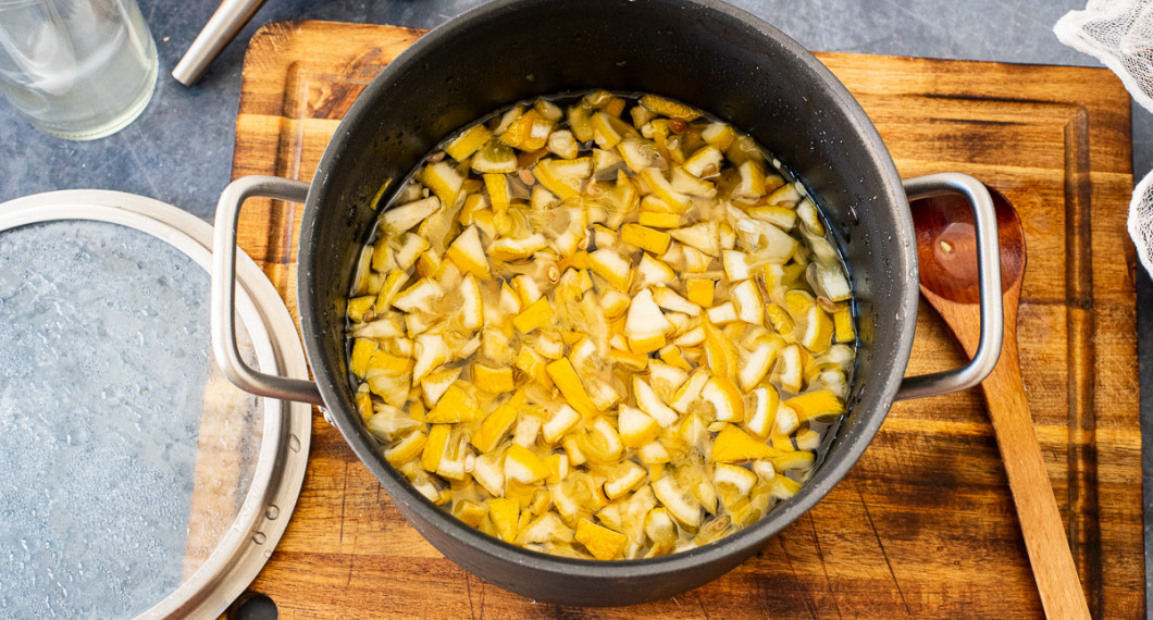 Låt citronen ligga i sockerlagen över natten med lock i kylen. 
