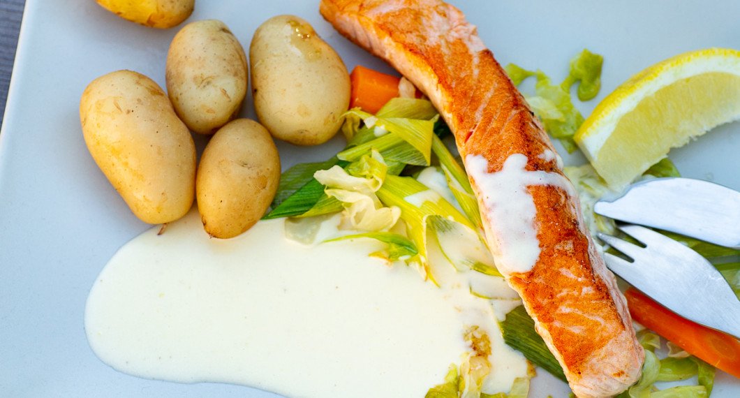 Du kan variera såsen att passa till det du vill - med fiskbuljong i passar den till fisk som stekt lax. 