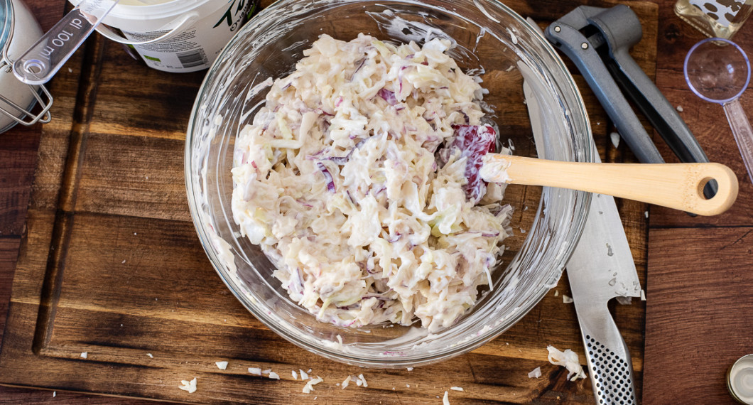 Rör i matyoghurt och servera. 