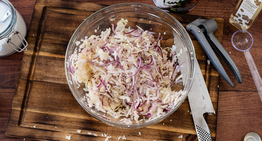 Massera ihop kålen några minuter med handen tills den släpper vätska. 