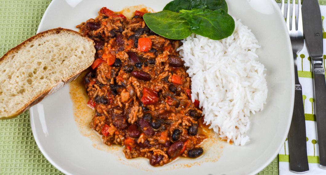 Servera med bröd, sallad och ris eller valfria tillbehör. 