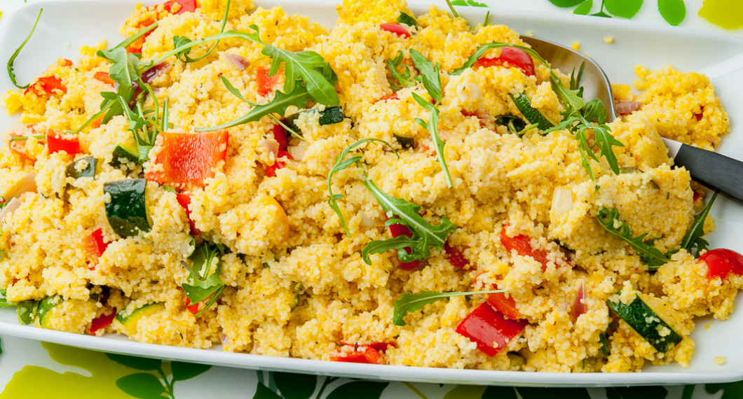 Couscoussallad med paprika på fat
