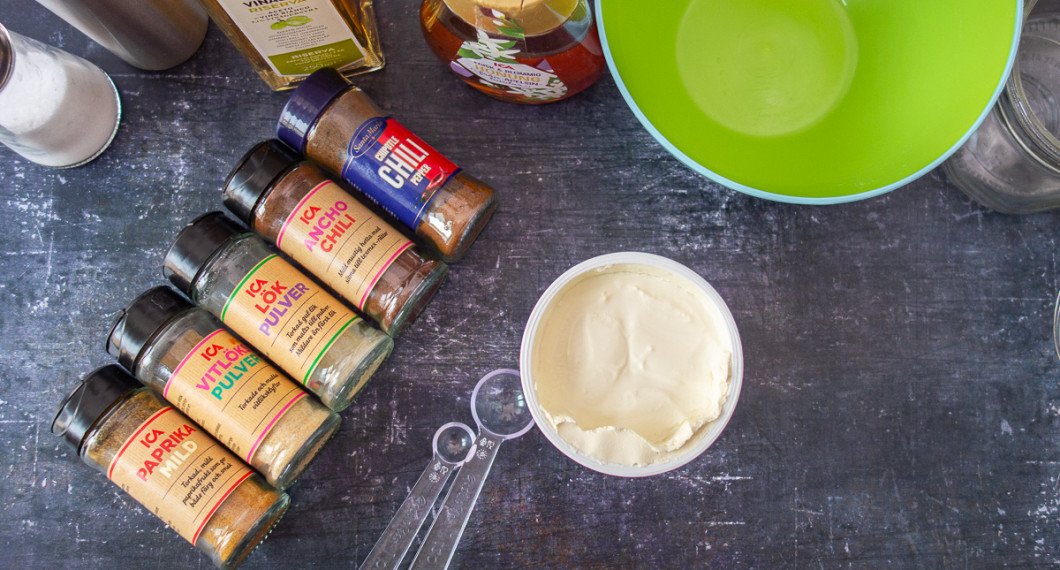 Ingredienser till såsen: torkade kryddor som paprikapulver, lökpulver, vitlökspulver, Ancho chilipulver, Chipotle chilipulver, vit vinäger, honung, salt och svartpeppar. 