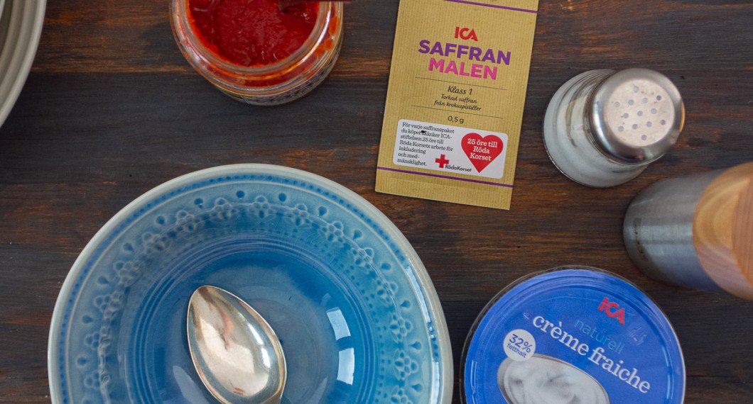 Såsen är lätt att laga med crème fraiche, tomatsås samt saffran. 