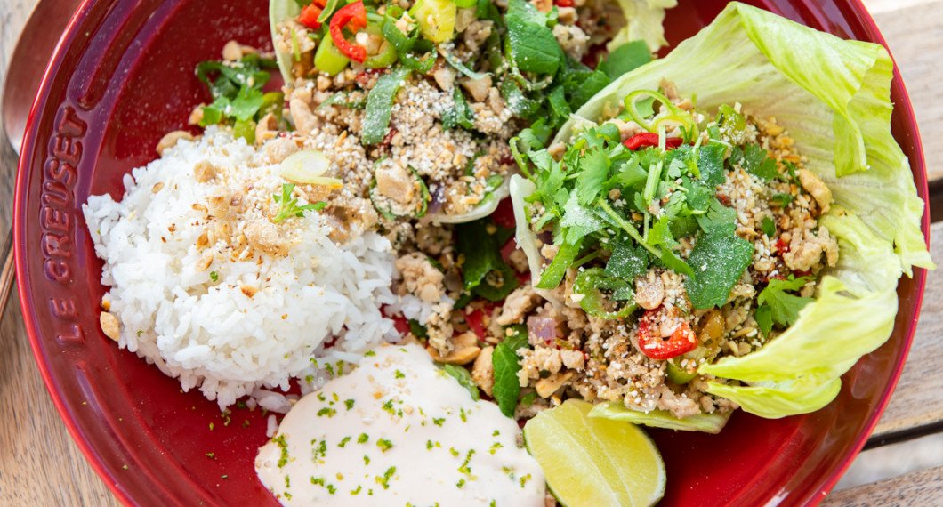 Såsen serverad på tallrik till larb