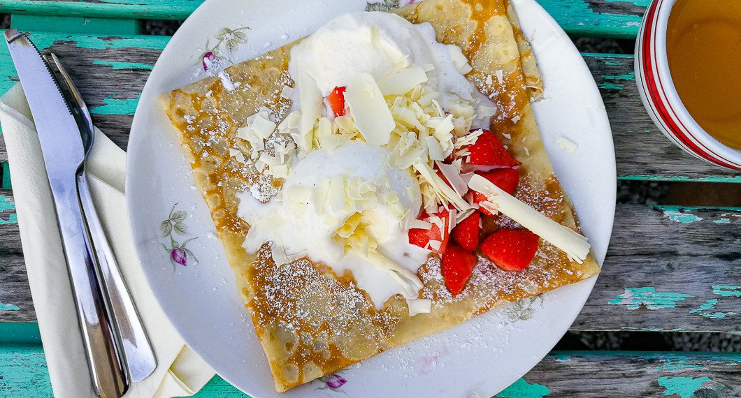 Crêpes med jordgubbar, vaniljglass, vit choklad och grädde. 