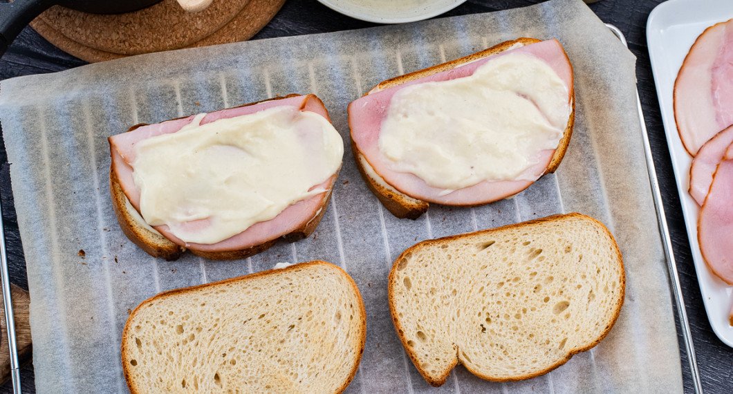 Bred på ett lager till av ca 2 msk bechamelsås. 