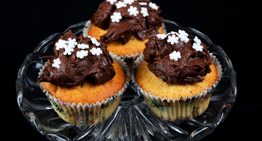 Chokladfrosting med stjärnor/snöflingor som strössel - passar till jul, sportlov eller vintertid. 