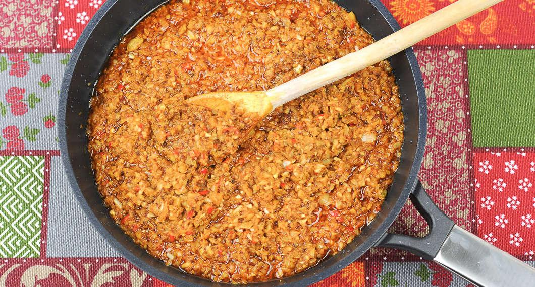 Gott är att fräsa hackad lök, ingefära, chili, vitlök och curryblandningen som grund till currygrytor - koka gärna några timmar på låg värme tills löken nästan löst upp sig. 