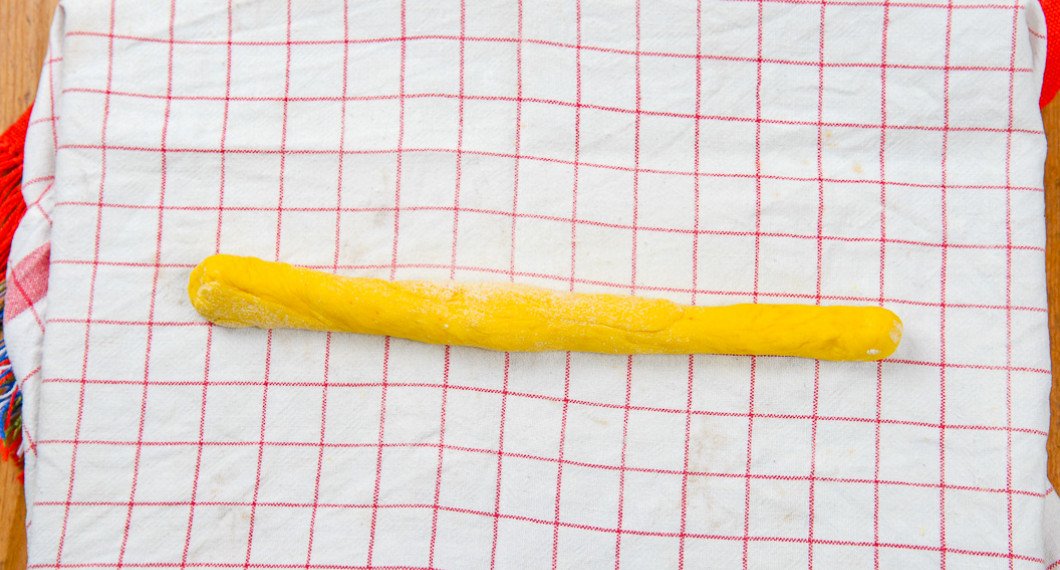 Degen rullas till längder på bakhandduk