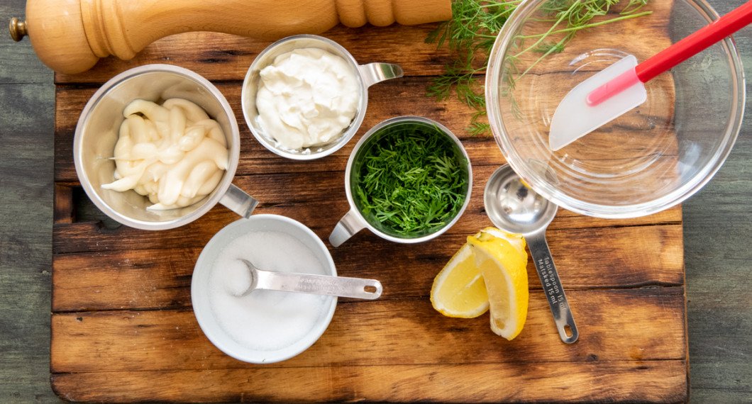 Till dillcrèmen behöver du majonnäs, vitpeppar, salt, crème fraiche, dill, citron och salt. 