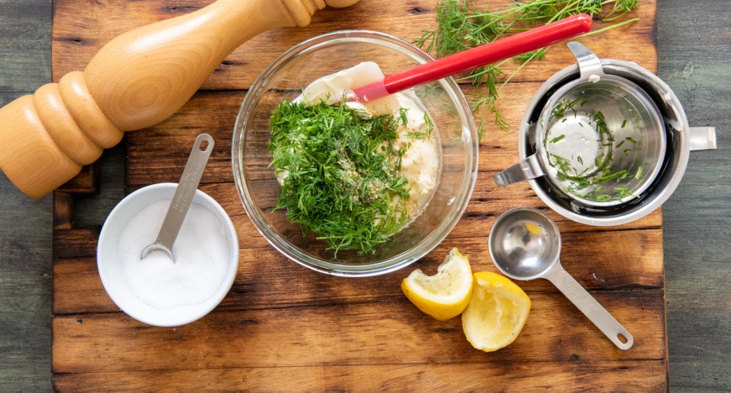 Hacka dill samt rör ihop alla ingredienser i en skål. 