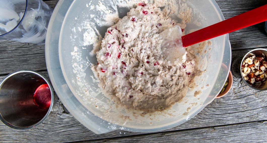 Tillsätt filmjölk och vinbär. Rör hastigt ihop till en deg. 